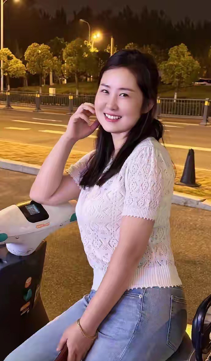 梨涡浅笑的微胖小姐姐