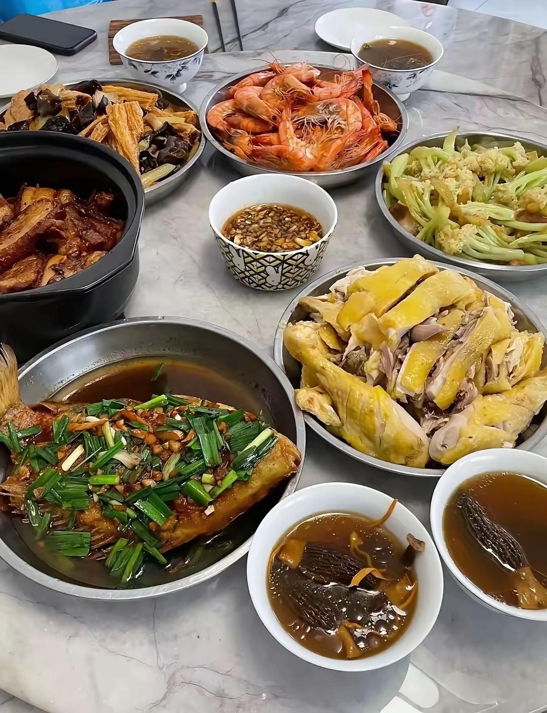 老太太饭桌上随口一句玩笑，居然直接炸出了儿媳妇的心里话，合着一家人坐在一起吃饭，