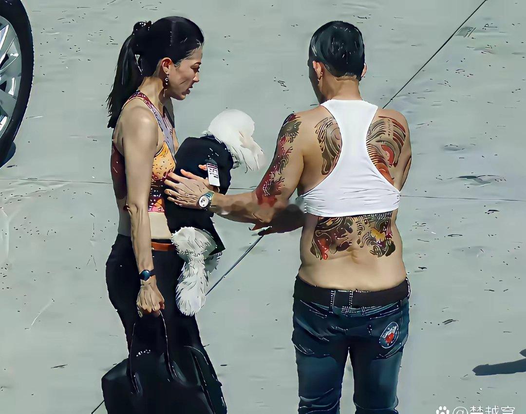 泰王是一个典型的潮男这妆容真是颠覆了大家对国王的认知