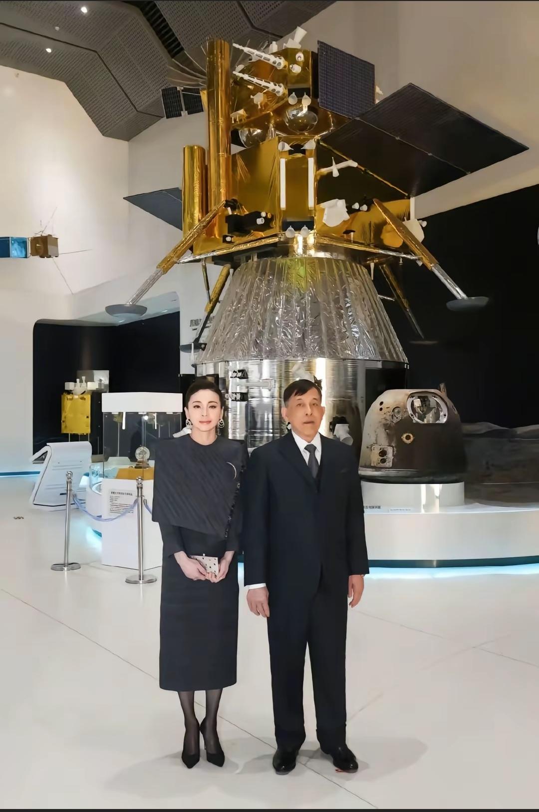 11月16日，苏提达陪同泰王参观航天飞行控制中心，苏提达又换了一身造型，穿着黑色