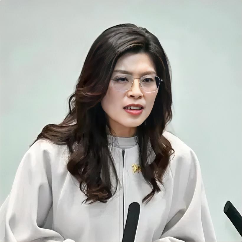 近日，郑丽文到台东县当着满座果农的面，说了一通“慷慨激昂”的话：国民党坚决维护两