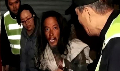 这样的大人物，怎么会变成流浪汉了？”2020年，上海警方在一间废弃屋子里发现一个