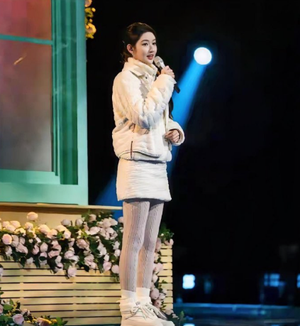 王玉雯央视跨年晚会的穿搭，给所有女明星打了个样你看她，没穿漂亮礼服，而是选了得