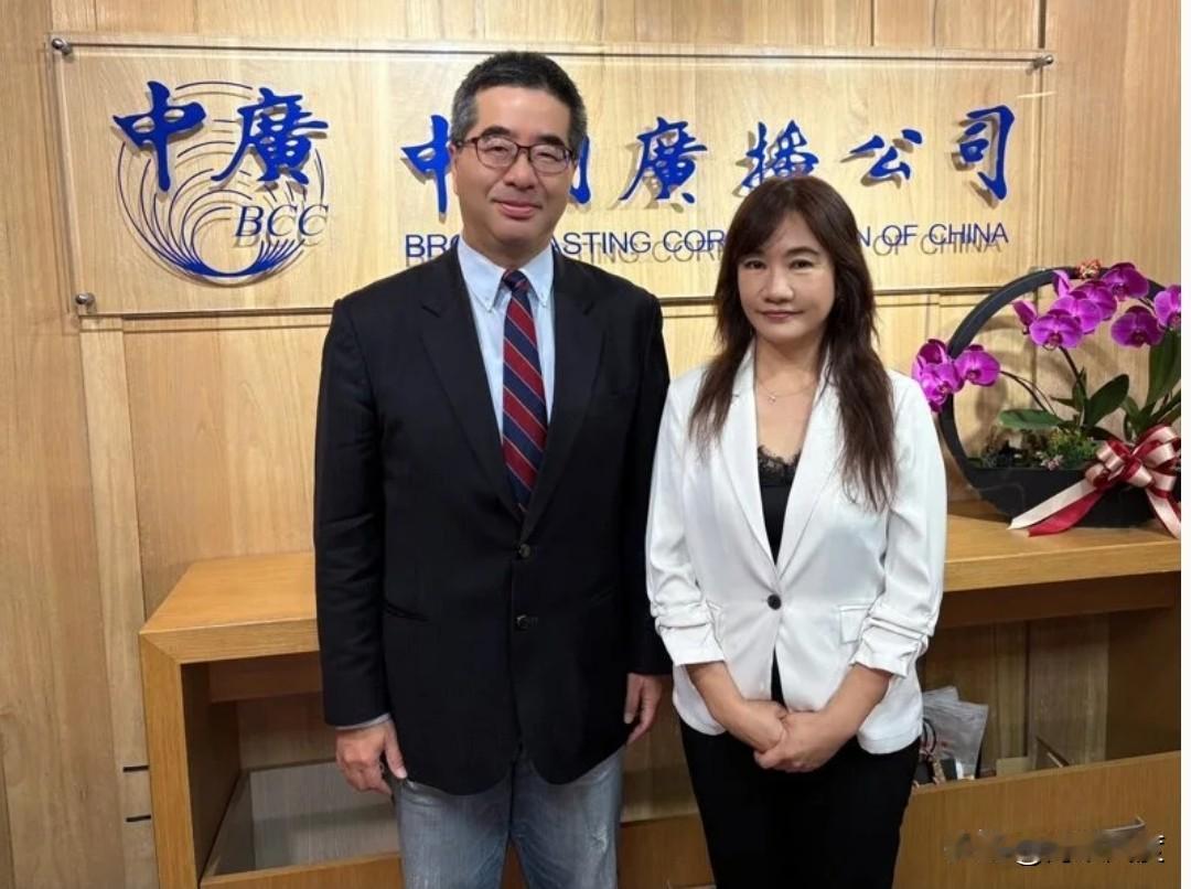 不忍了，萧旭岑今直接喊话金溥聪、戴遐龄：好好照顾马英九，风波后千万别落跑！在