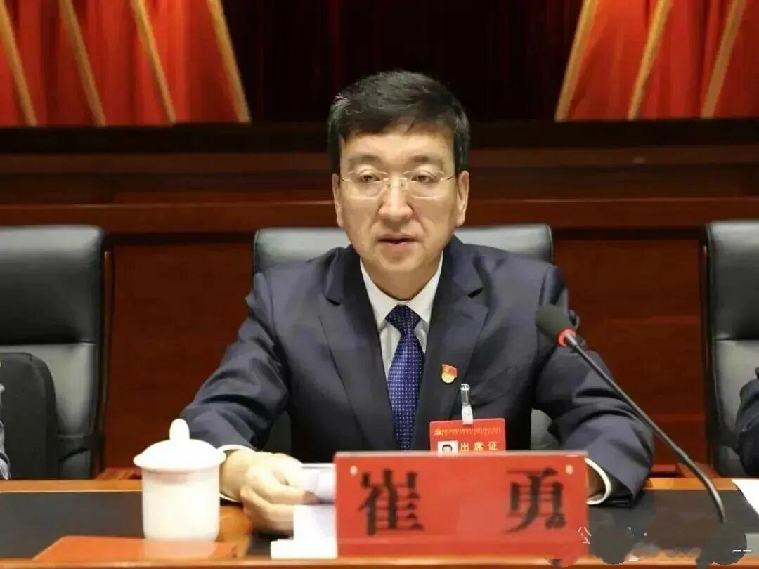 官场巧合内蒙古三位县委书记同时落马，内情恐怕远不止表象那么简单。“五一长假”
