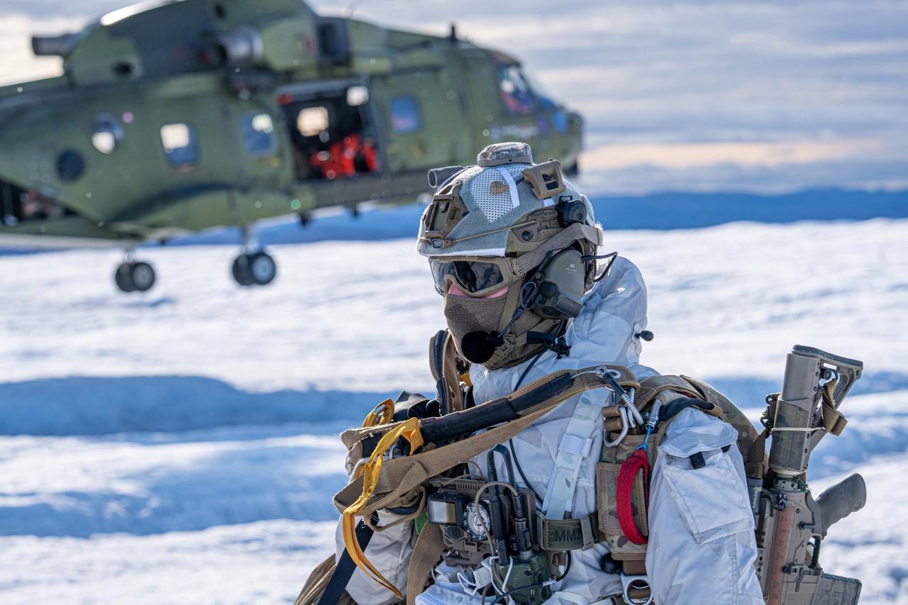 丹麦已开始向格陵兰岛部署特种部队和重型军事装备，以建立防御阵地和后勤基础设施，为