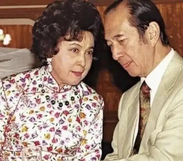 何2001年香港某酒店包厢里，何鸿燊把茶杯往桌上一墩：“股份交出来，不然你的那些