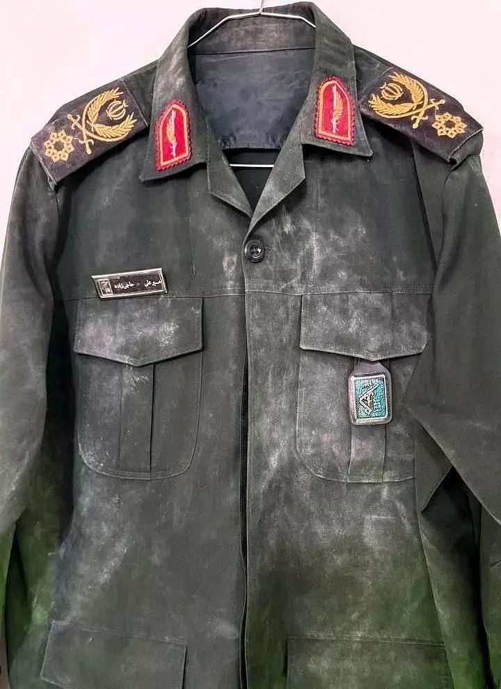 画面中，是伊朗航空航天部队高级指挥官哈吉扎德在阵亡时所穿的制服，从制服基本无破损