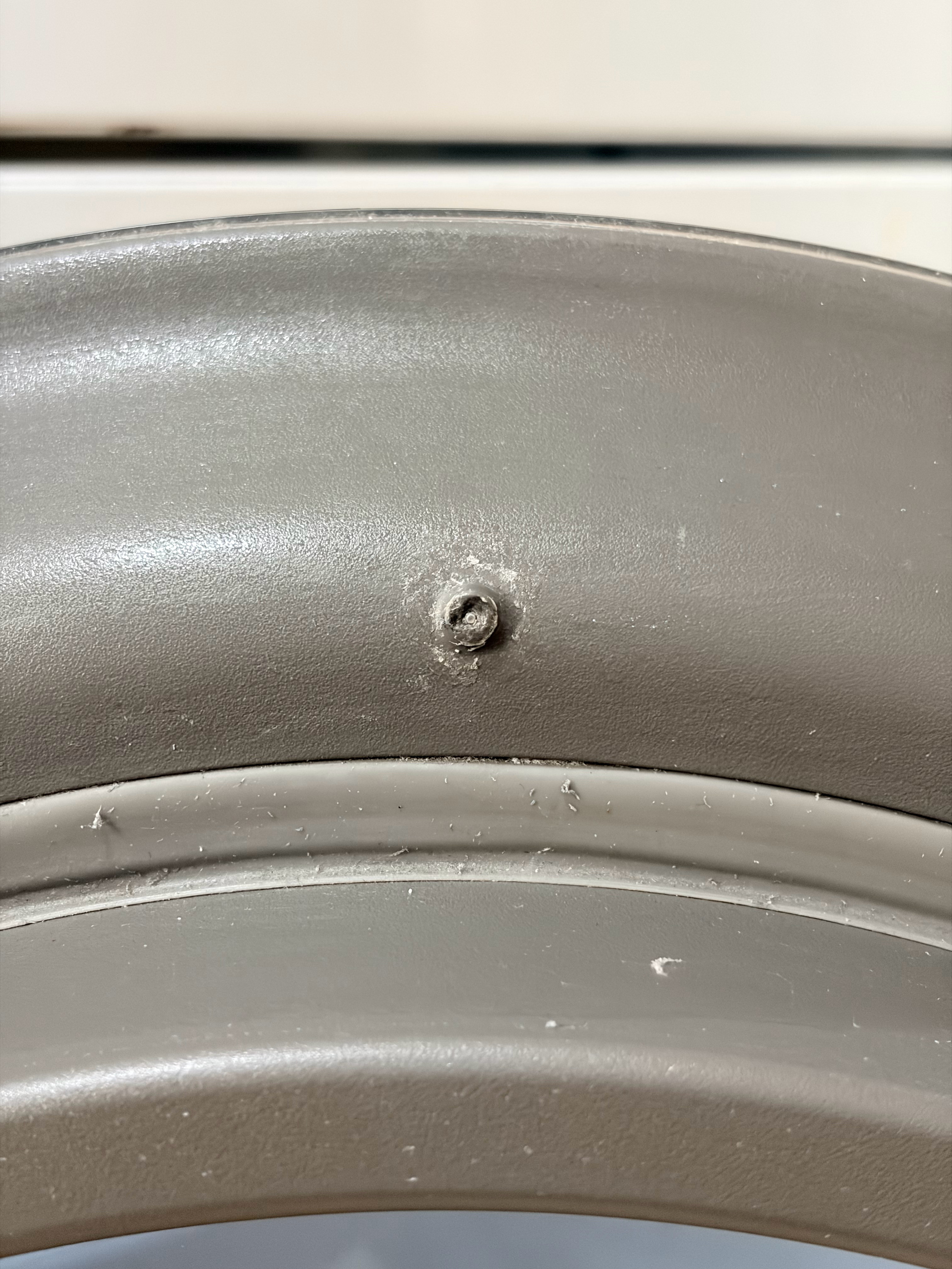 家里的三星干衣机有个小问题几年了，说严重也不严重，就是门板有个凸起，关门的时候插