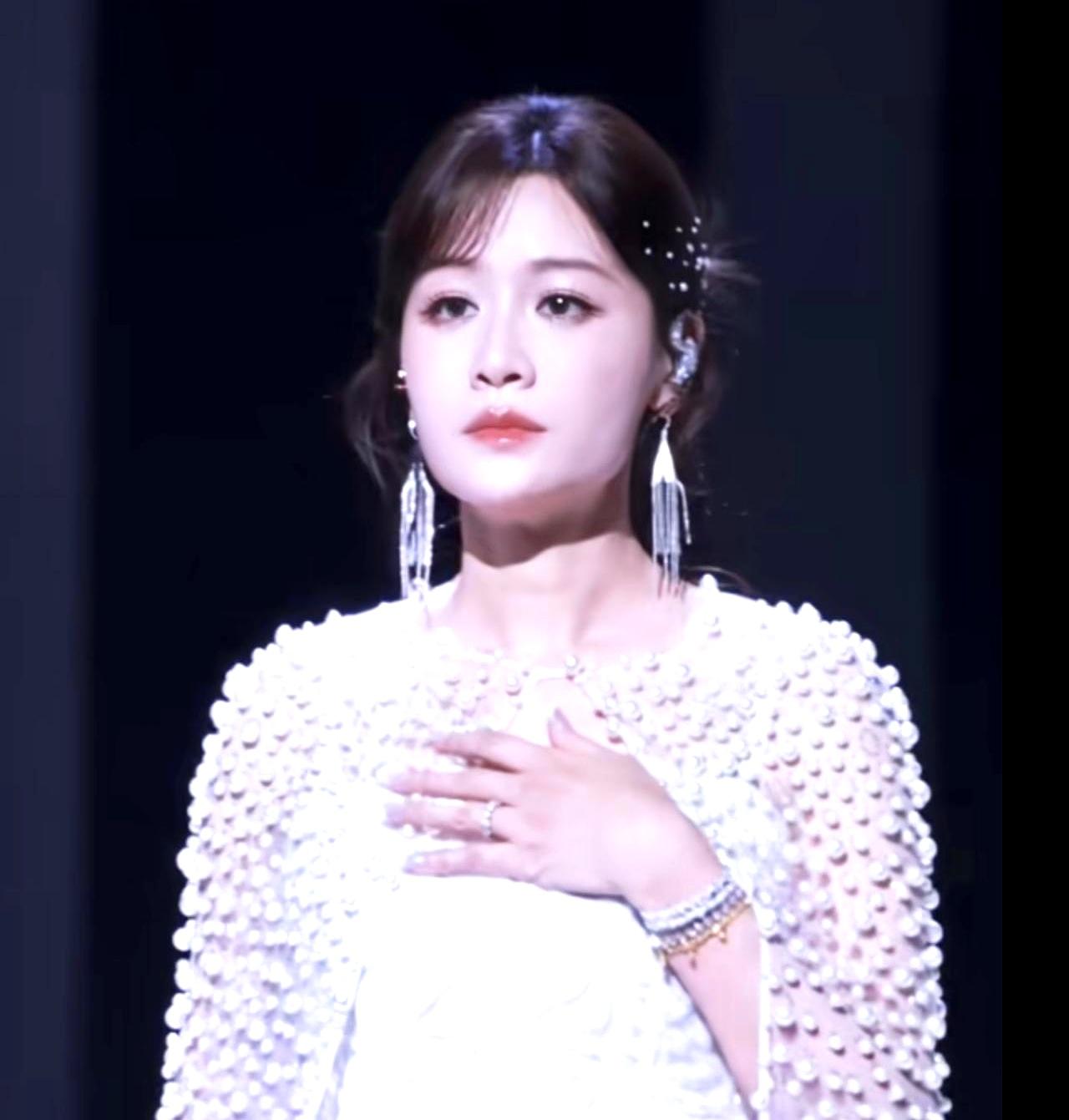 现在回头看，叶一茜才是那届超女最大的“人间清醒”吧！最近她直播间爆了，一