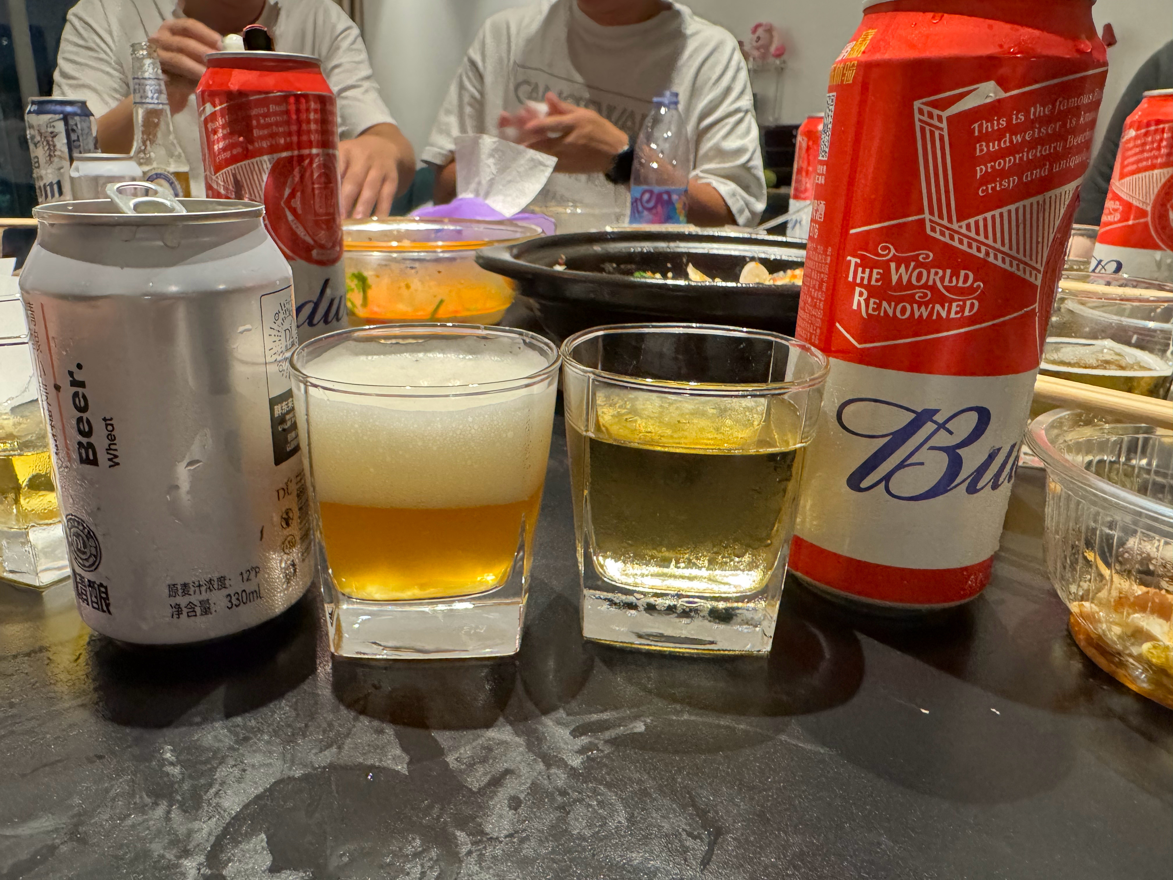 一杯看懂，胖东来精酿啤酒和百威啤酒对比图，真的，10元以下，胖东来精酿啤酒可能是