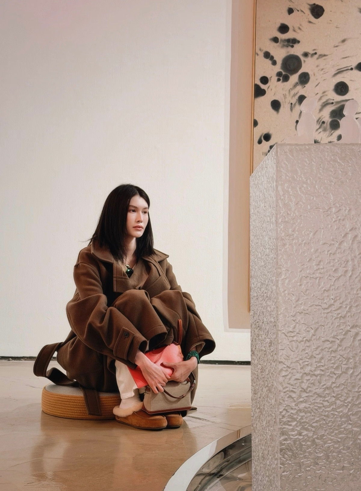 何穗晒看展美照，包包挂件是星星人