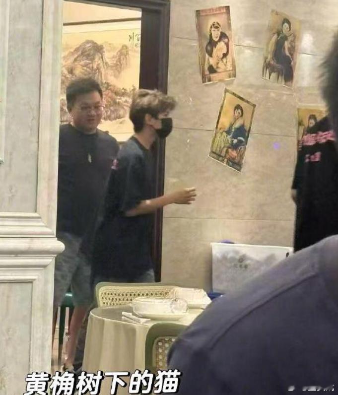 网友偶遇王源吃海鲜网友在厦门偶遇王源吃海鲜。​​​