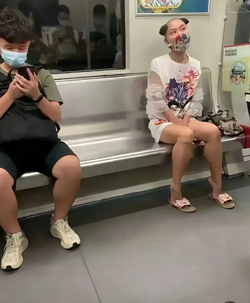哎呀！我去！地铁车厢最靓的仔