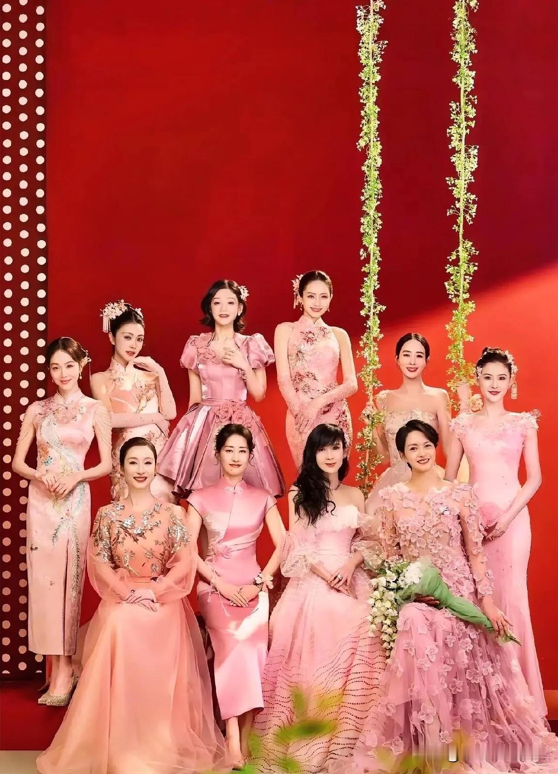 周慧敏搞特殊，别人都是把头发盘起来露出脸，只有周慧敏一成不变的发型。周慧敏和