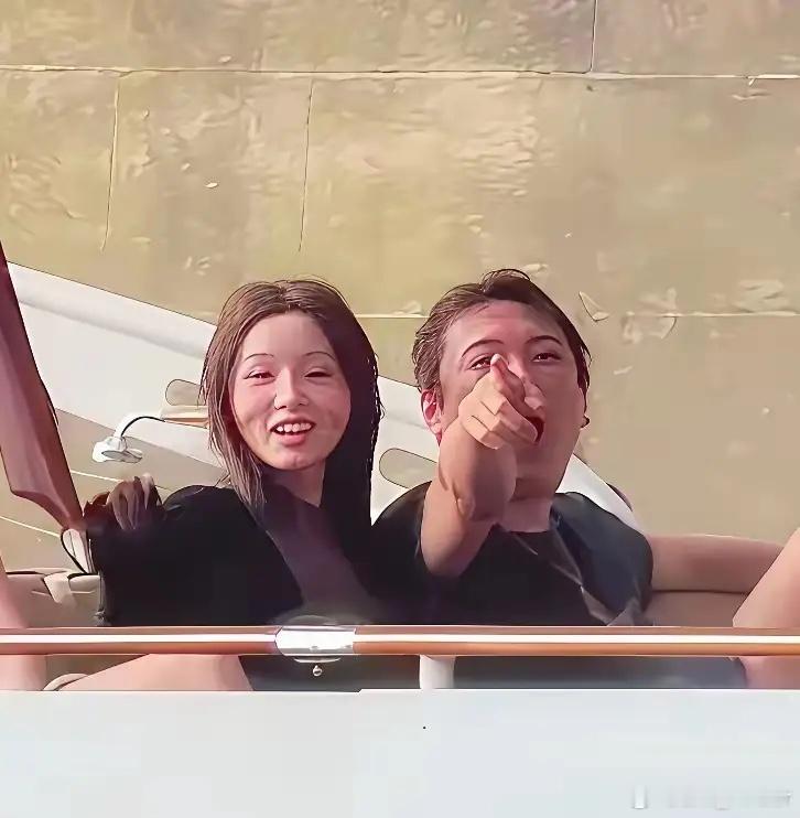 王思聪和女友懒懒游船被拍​​懒懒被河水打湿之后的外貌，跟平时的精修图对比差别还挺