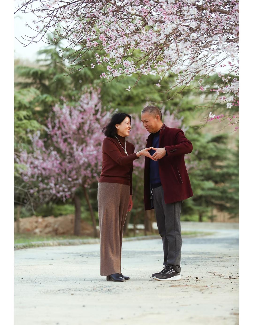 请为这位妻子点赞👍楼下丢垃圾的功夫，妻子撞见丈夫在车里犯愁，一问才知是老家哥