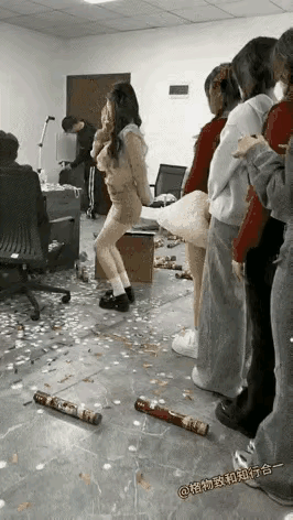 连去海底捞当服务员都要跳舞。这只说明竞争太激烈了。