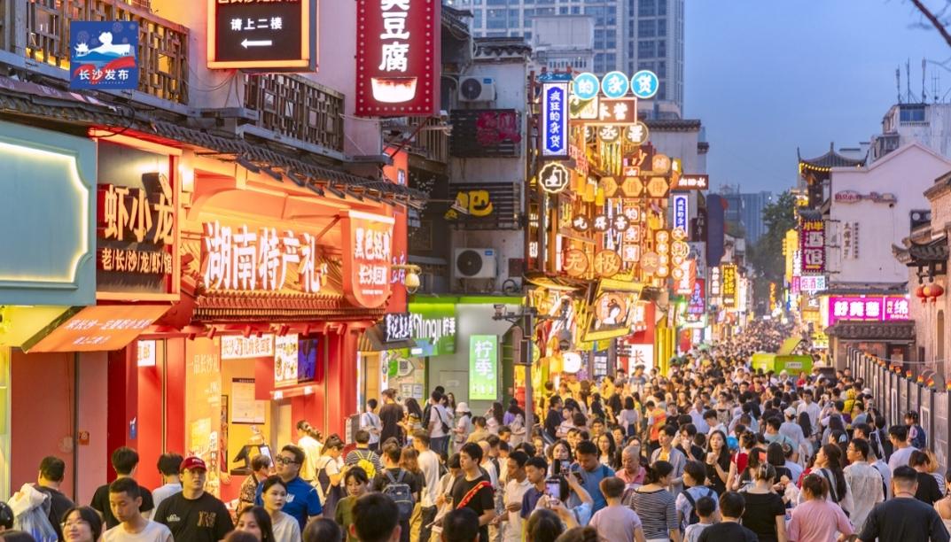 国庆前后的长沙，被两组数据勾勒出发展轮廓：湖南赴沪引才专场明确2035年常住人口