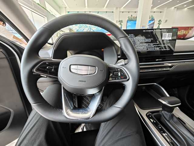 之前还不懂为什么那么多人选择帝豪受邀到店看了帝豪的新款车型，终于懂了为什么帝豪