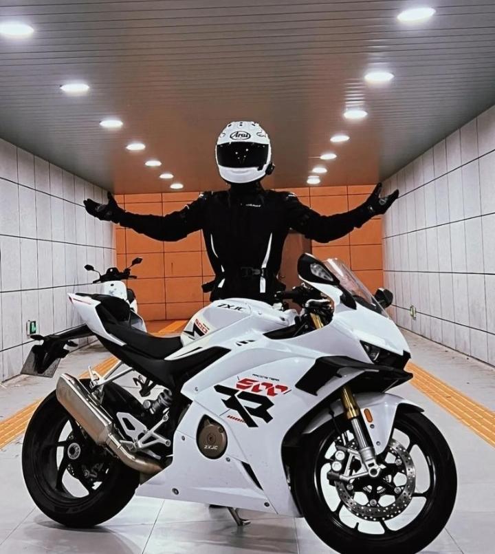 最近机车圈炸了，张雪820RR直接登陆香港，还搞了独家代理，现在就能预定，属实给