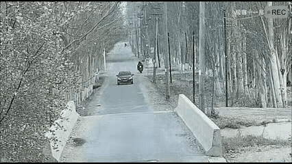 本不该发生的事，摩托车开太快干什么呢，从监控看，摩托车加速跑到教车前面，突然右打