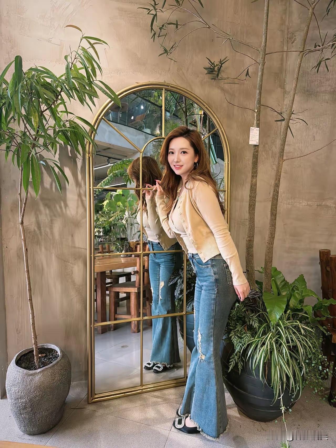 镜中自拍的魅力，浅卡其色毛衣搭配破洞牛仔裤，尽显时尚气息！