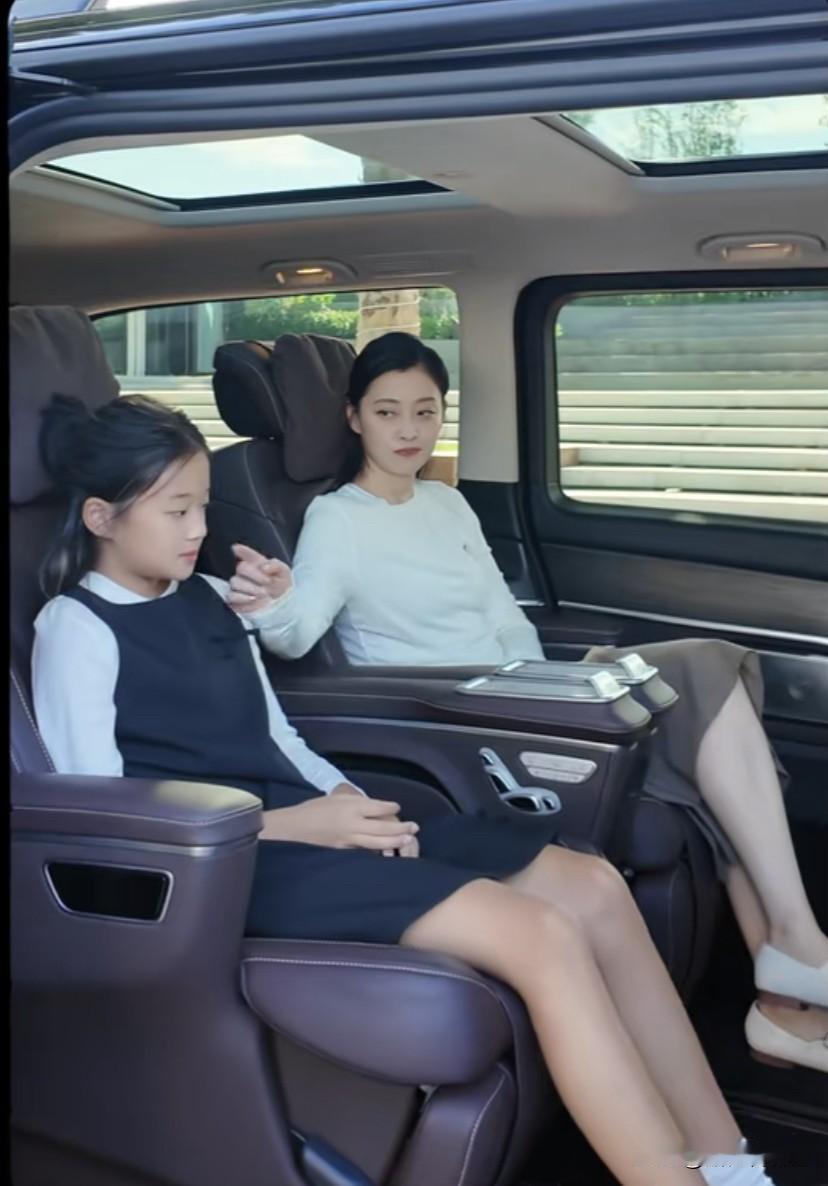 梅婷陪女儿快快拍摄宣传片，11岁的女儿身高快赶上妈妈了，皮肤太黑跟妈妈小站在一起