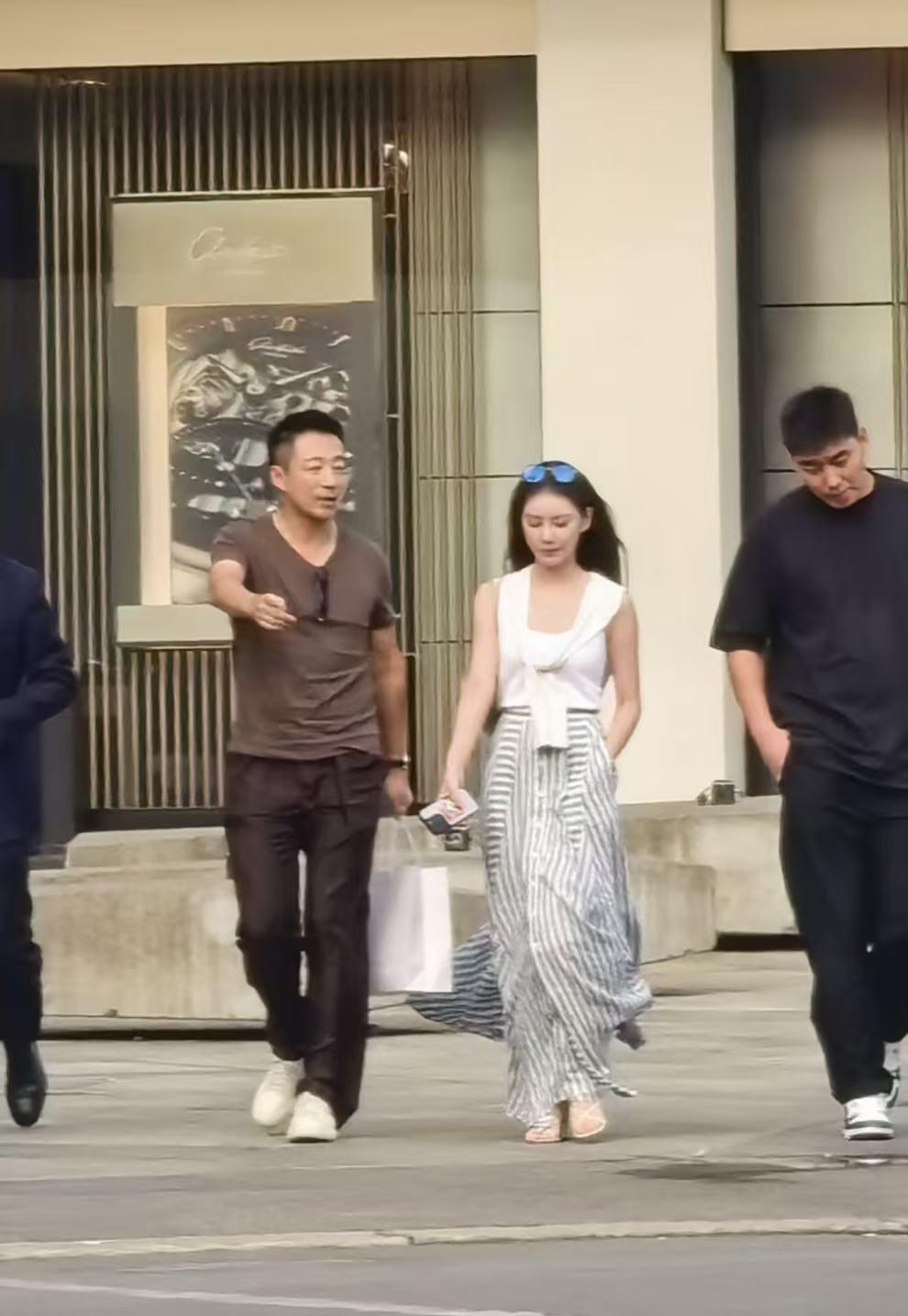 偶遇汪小菲夫妇现身瑞士，手中拎着童装袋子，外出都不忘给玥儿姐弟和小汪宝买衣服。