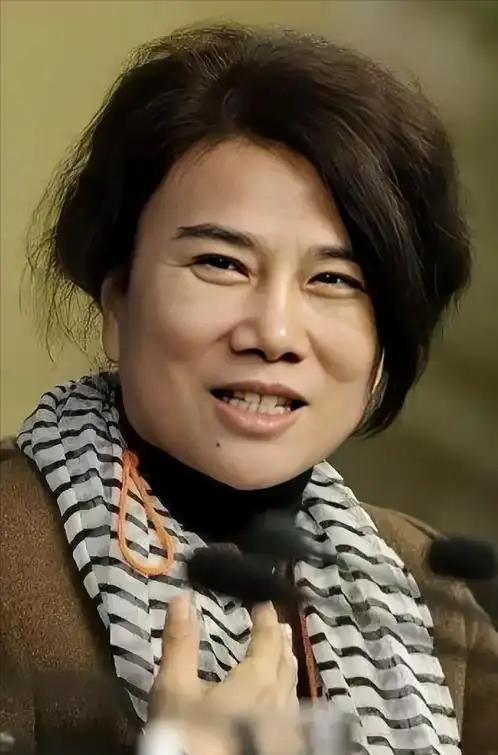 曹德旺说了句实话：培养一个董明珠这样的人，砸一两亿都没用，你换个人去当格力董事长