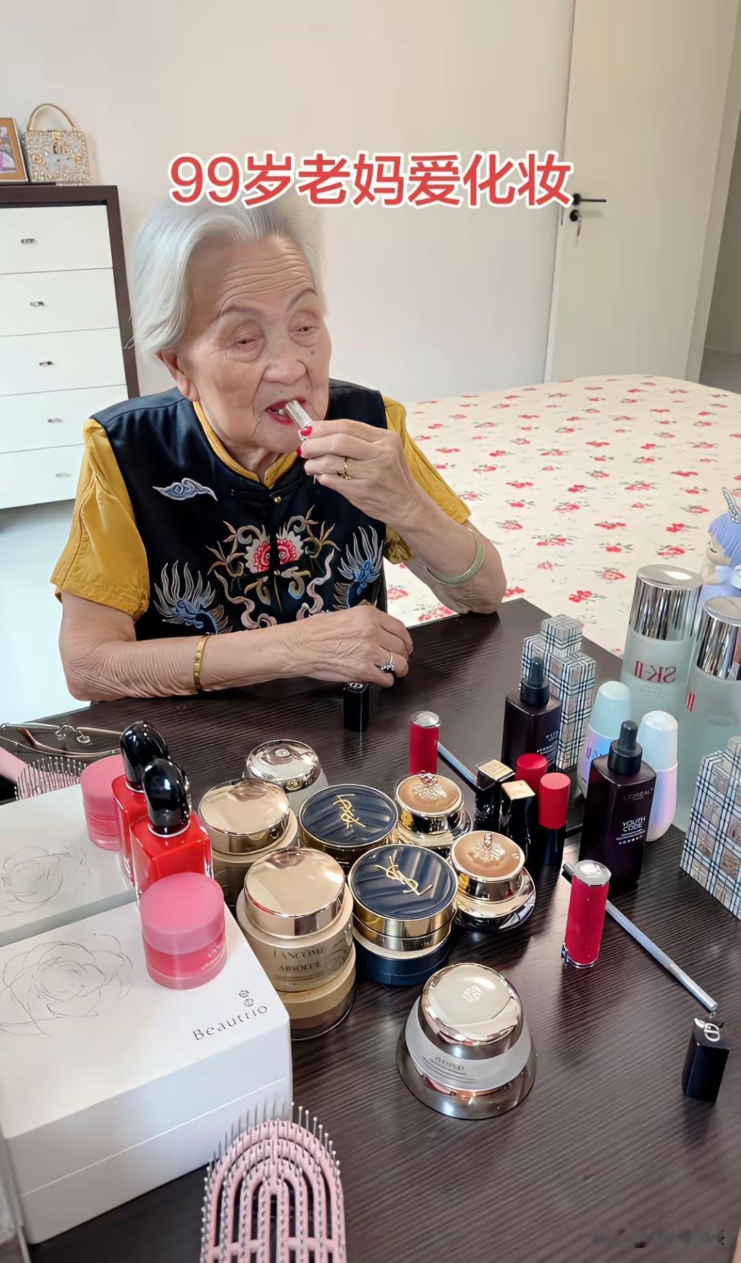 99岁的老人非常喜欢化妆，这就是热爱生活的一种表现，老人之所以这么健康，这么的长