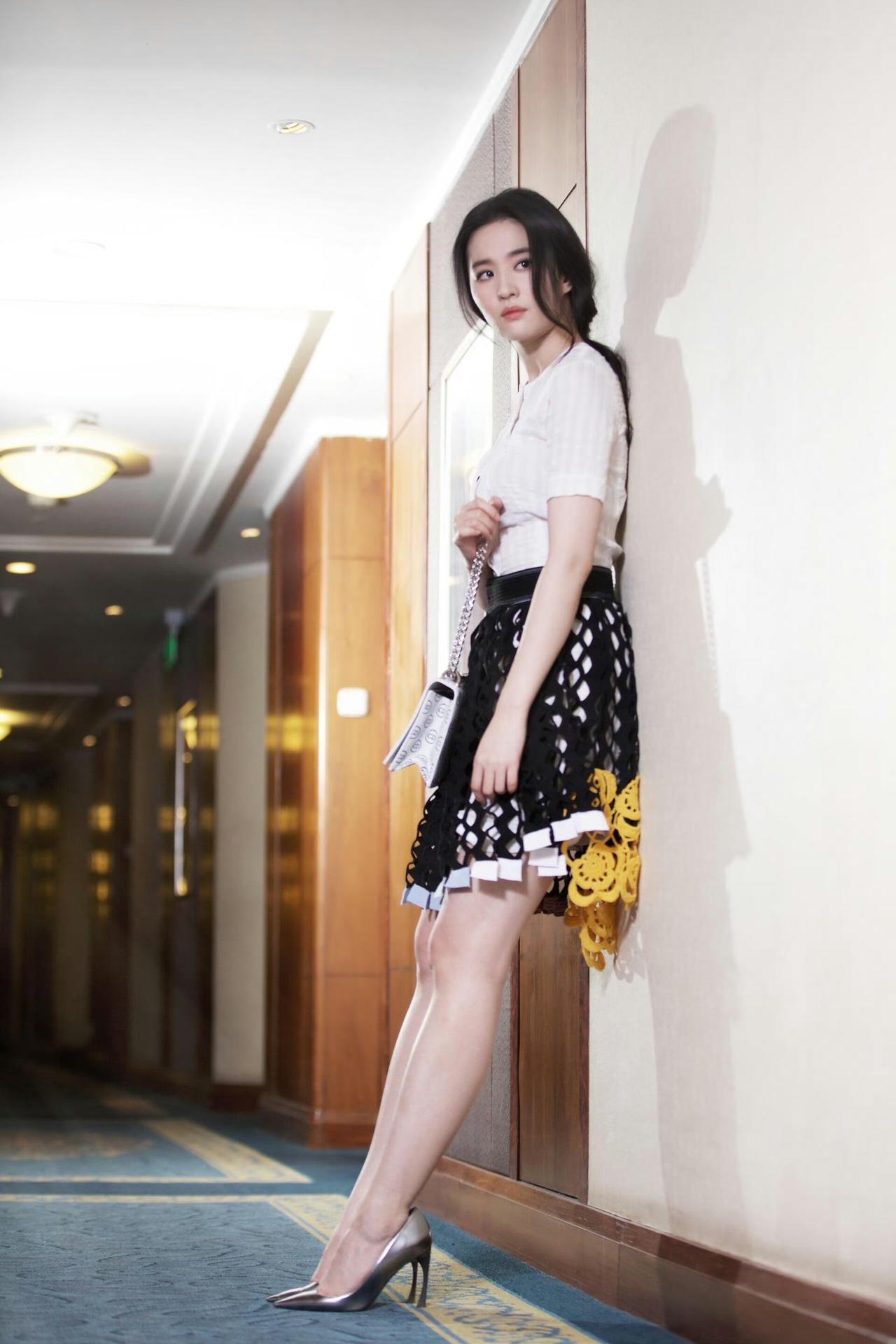 出道至今，一直用作品说话，演员这条路刘亦菲会一直走下去！