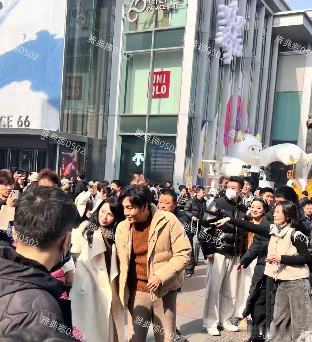 2026年马年大年初五，沈阳中街，影帝秦昊携妻子伊能静低调回乡过年，瞬间成为街头