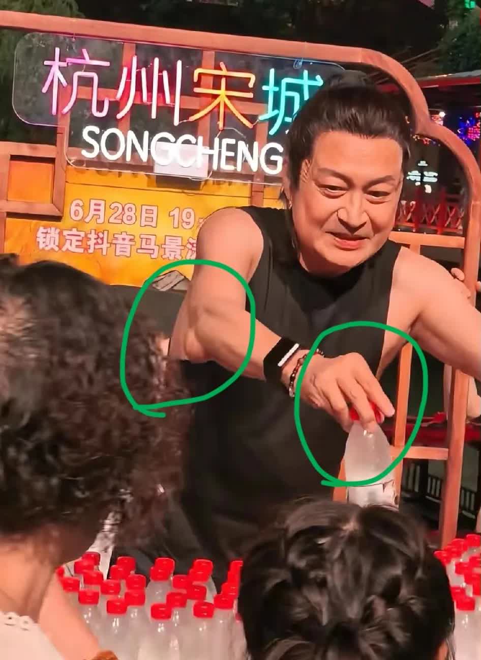 朋友在杭州旅游见到马景涛，她说马景涛一身毛病！他给游客发矿泉水，朋友看到