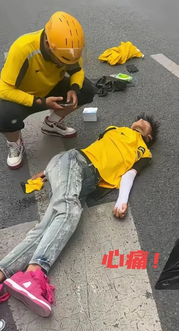 太难过了！这个孩子才19岁呀，在送外卖的途中摔倒了，人已经没了。他叫钰琪，父