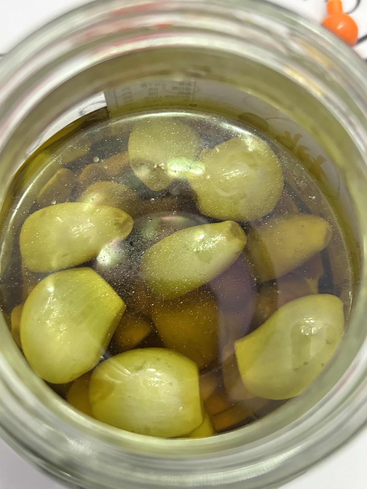 真诚请教一下大家，为什么我家腌制的腊八蒜，现在越来越越白了？开始还是浅绿色，