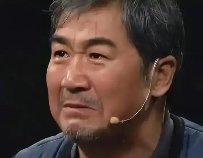 2003年，张国立的儿子张默，在中戏门口殴打女友童瑶，18岁的童谣被打到跪地求饶：“歇10分钟再打吧