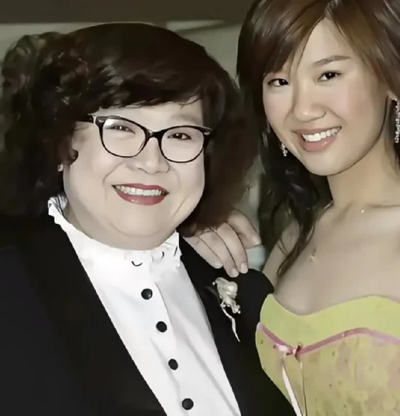 郑欣宜，沈殿霞和郑少秋的女儿，一出生就自带光环，妥妥的“星二代”。不过这身份也让