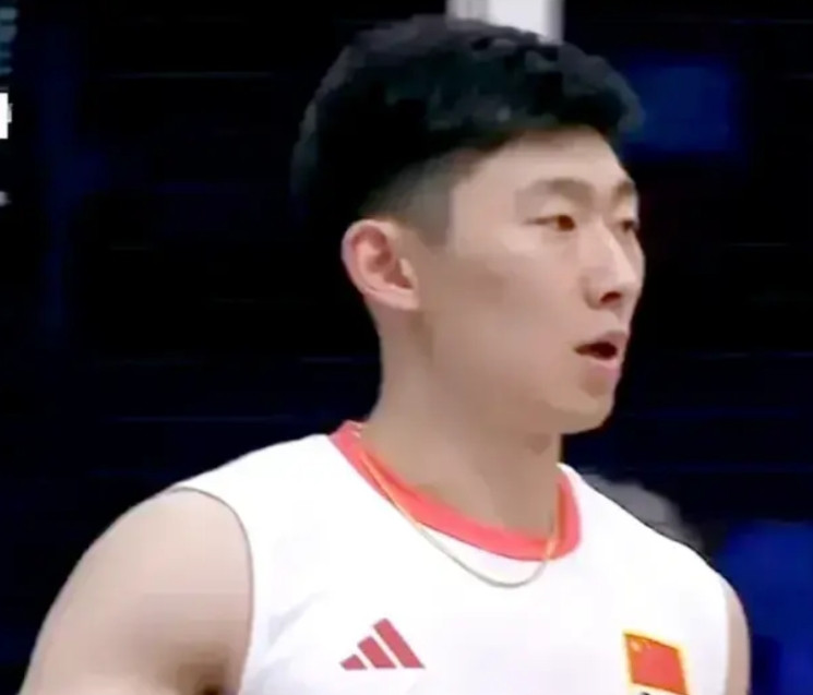 中国男排季道帅首发，他一传稳、进攻、拦网都有。虽然球有点倒三角，但是前面都有下分