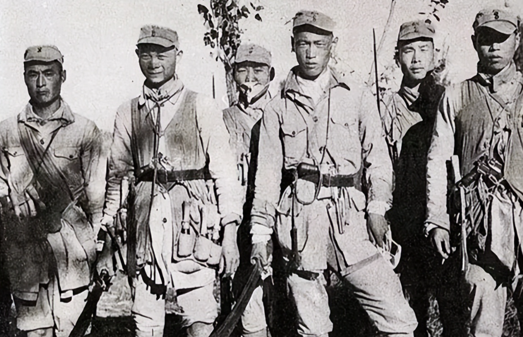 1940年，几个日本鬼子伪装成我军伤兵逃进王家村，一位老伯见状，赶紧迎上去搀扶，