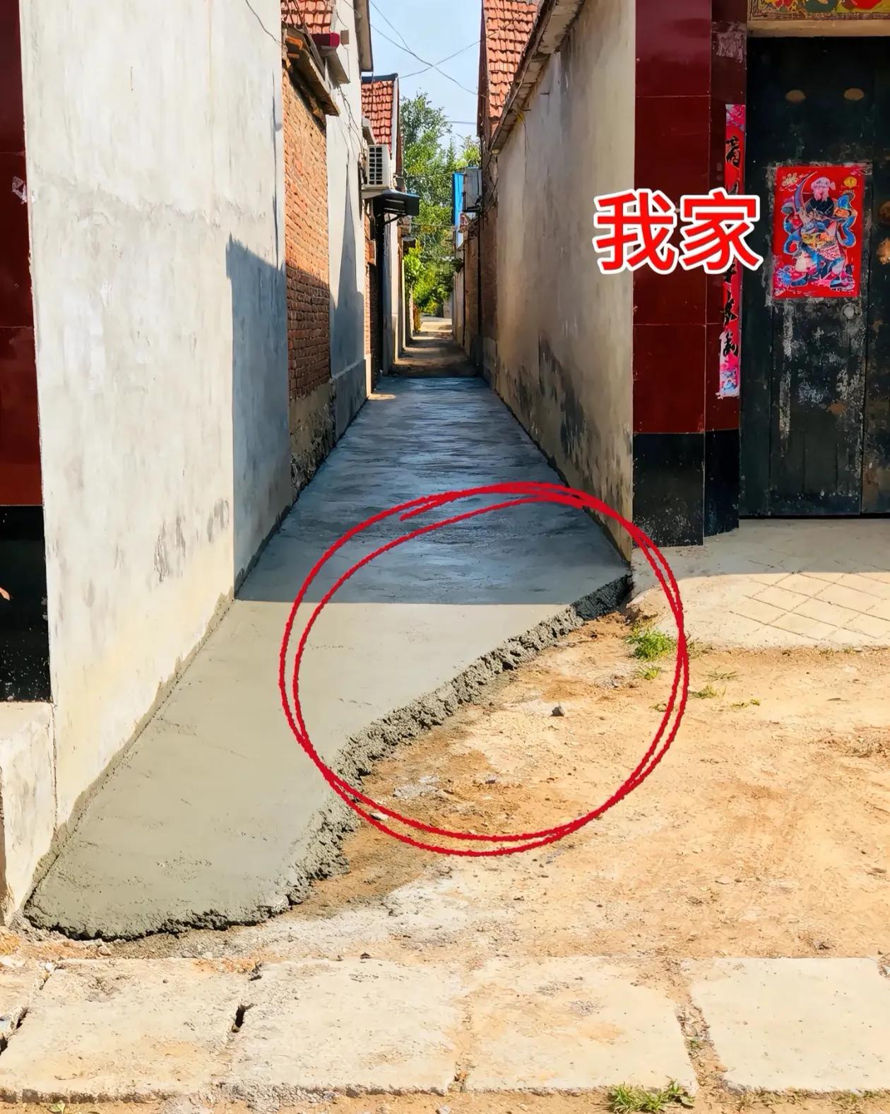 遇到这样的邻居该怎么说呢，多一桶水泥的事，省着一点干嘛，反而你自己走着也不方便，