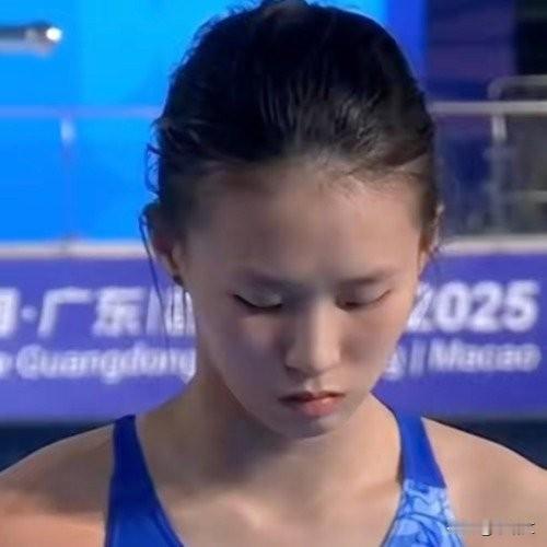 陈芋汐夺冠后泪崩！金牌看了一遍又一遍，5轮4次全场最高分太燃了！十五运会跳