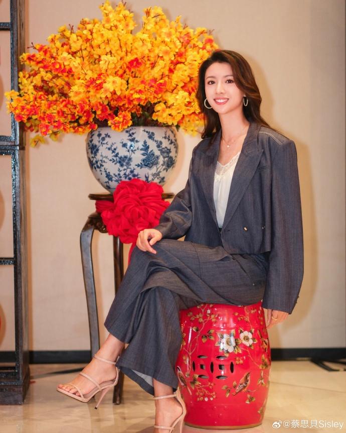 蔡思贝官宣离巢TVB，评论区全员狂欢：终于把她送走了3月12日，TVB前视后蔡