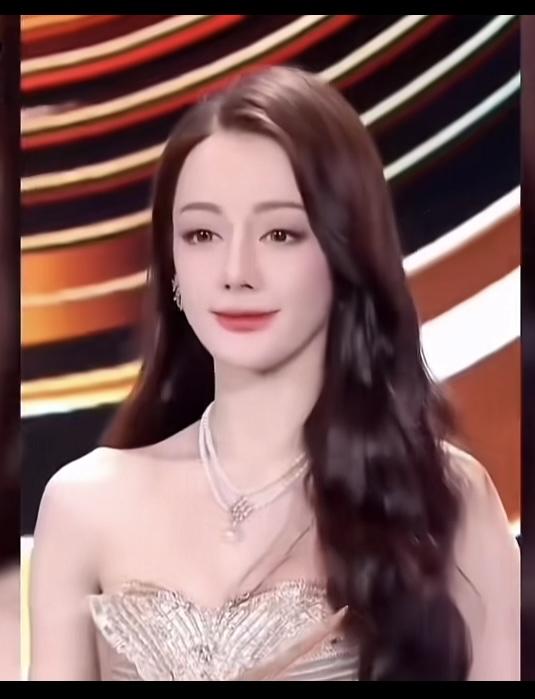 迪丽热巴为什么突然不红了？好像也没塌房吧？感觉很久都没有迪丽热巴的消息了，好