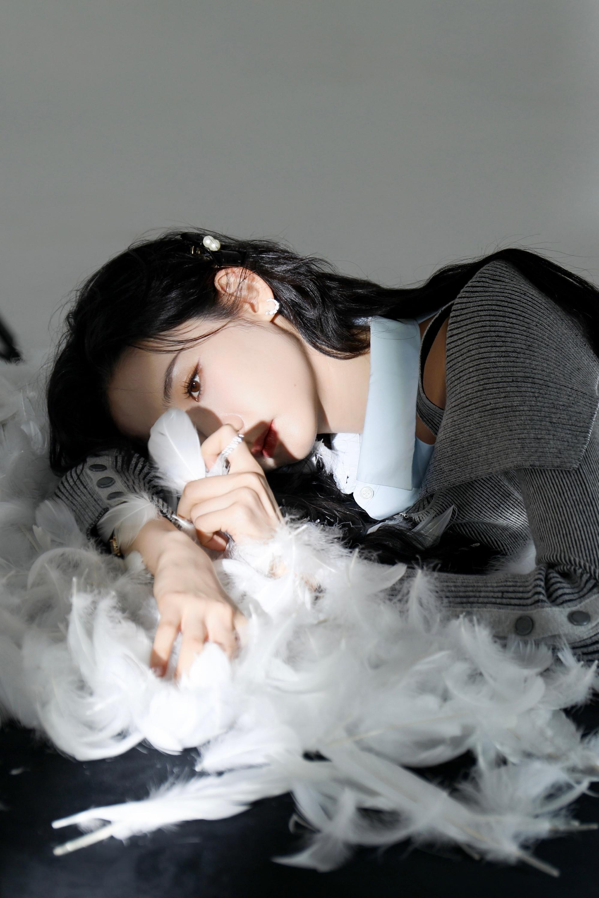 张艺凡小皮裙穿搭，元气满满的小姐姐。张艺凡