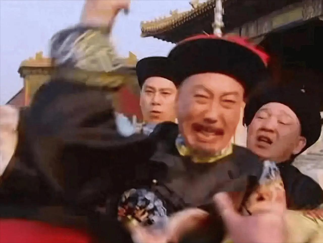 康熙四十八年，大学士马齐在朝堂上和康熙互骂，康熙大怒冲下大殿，把马齐给打了一顿。