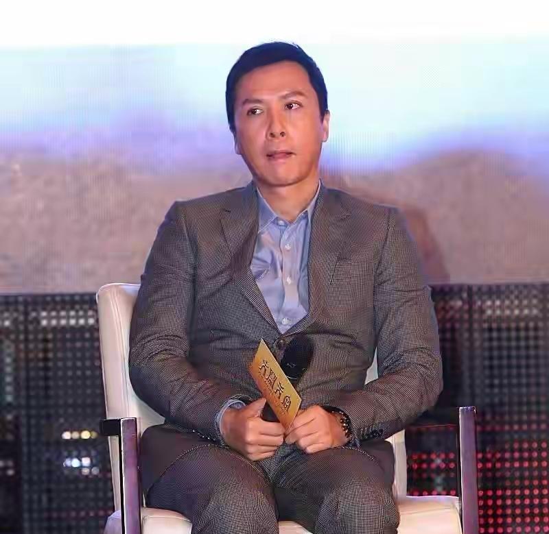 开始替甄子丹担心了。妻子汪诗诗口无遮拦，无意中对“香港火灾”表达了自己的看法，