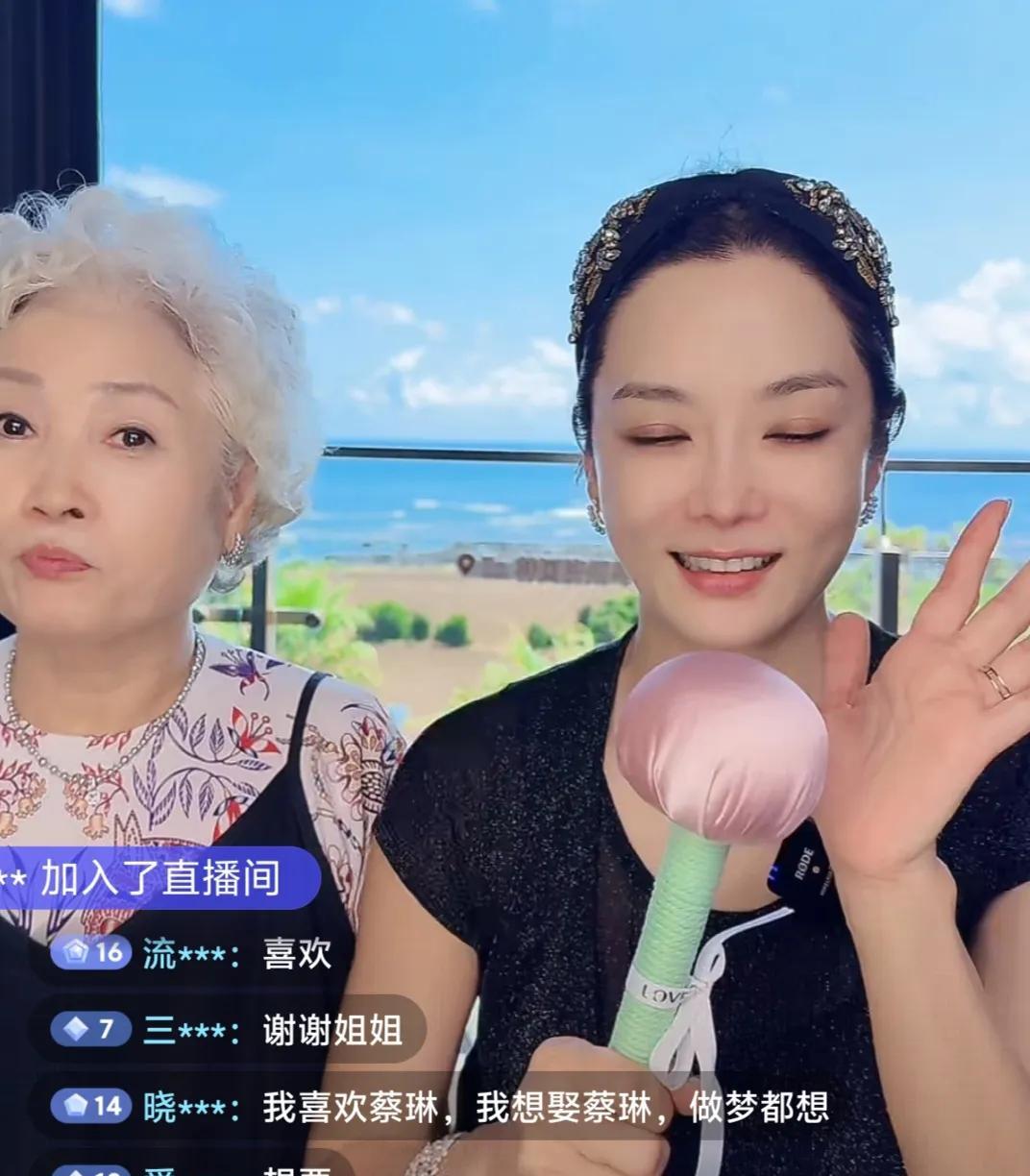 韩国女星蔡琳带着妈妈一起来中国直播带货，母女俩一起坐在直播间用中文带货。这是她时