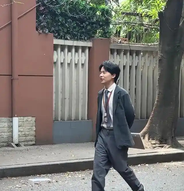 郭麒麟成都瘦到脱相，别再说他颜值崩了，这才是演员最狠的样子
