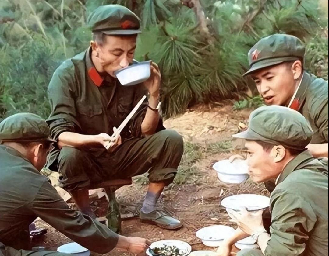 这张照片，可能是七、八十年代解放军某部野营拉练，或者是执行什么任务时，在野外用餐
